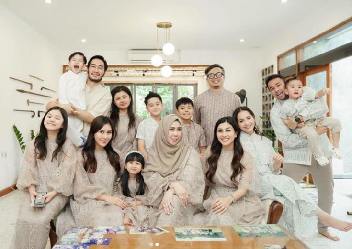 Baju Lebaran Artis Tahun Ini Di Dominasi Warna Earth Tone