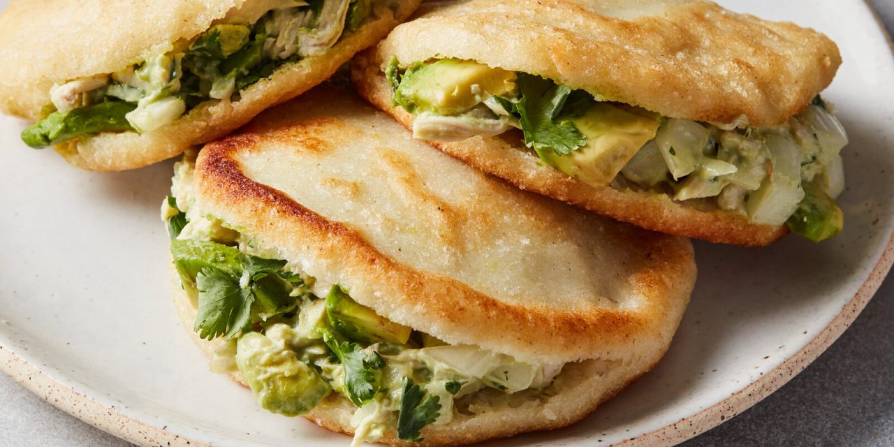 Mencicipi Arepa Venezuela: Roti Jagung Daging Suwir Dan Alpukat