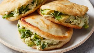 Mencicipi Arepa Venezuela: Roti Jagung Daging Suwir Dan Alpukat