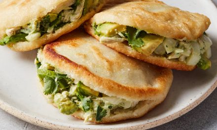 Mencicipi Arepa Venezuela: Roti Jagung Daging Suwir Dan Alpukat