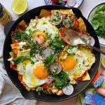 Chilaquiles Meksiko: Tortilla Yang Di Masak Dalam Saus Salsa