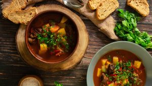 Goulash Hongaria, Sup Daging Berbumbu Paprika Yang Mendunia