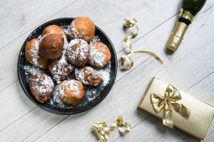 Oliebollen Belanda: Donat Isi Kismis Khas Malam Tahun Baru