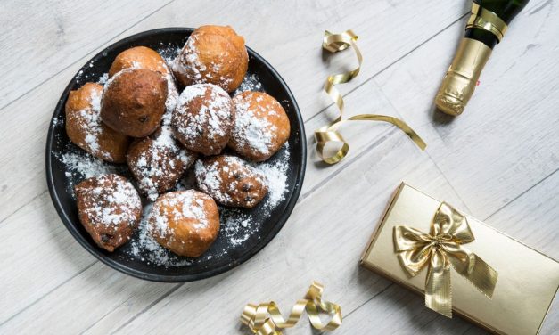 Oliebollen Belanda: Donat Isi Kismis Khas Malam Tahun Baru