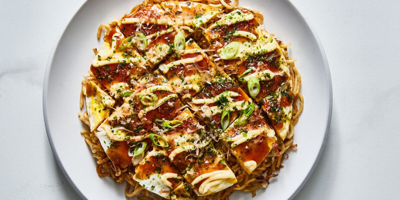 Kelezatan Hiroshima Okonomiyaki: Panekuk Berlapis Mi Panggang
