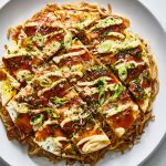 Kelezatan Hiroshima Okonomiyaki: Panekuk Berlapis Mi Panggang