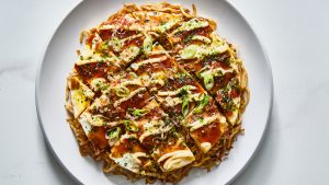 Kelezatan Hiroshima Okonomiyaki: Panekuk Berlapis Mi Panggang