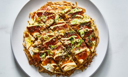 Kelezatan Hiroshima Okonomiyaki: Panekuk Berlapis Mi Panggang