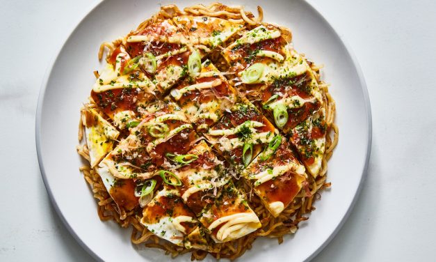 Kelezatan Hiroshima Okonomiyaki: Panekuk Berlapis Mi Panggang