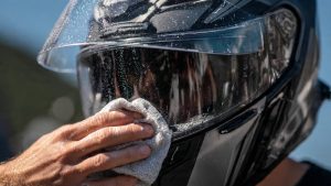 Trik Kaca Helm Bebas Buram Saat Hujan: Cukup Lap Sampo Bayi
