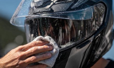 Trik Kaca Helm Bebas Buram Saat Hujan: Cukup Lap Sampo Bayi