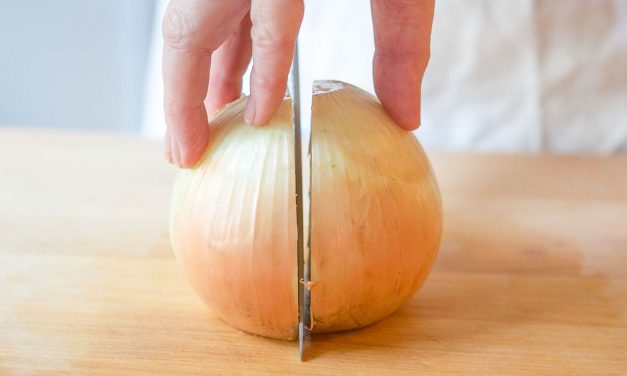 Trik Potong Bawang Bombai Tanpa Pedih Pakai Permen Karet
