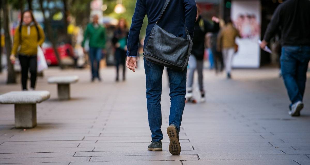 Tren Quiet Commuting: Pekerja Global Pilih Jalan Kaki Ke Kantor