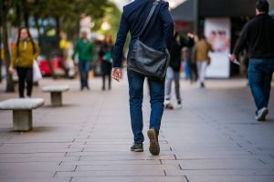 Tren Quiet Commuting: Pekerja Global Pilih Jalan Kaki Ke Kantor