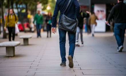 Tren Quiet Commuting: Pekerja Global Pilih Jalan Kaki Ke Kantor