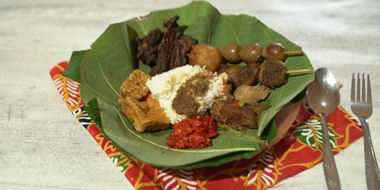 Menikmati Nasi Jamblang: Nasi Daun Jati Dengan Aneka Lauk