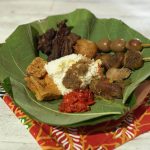 Menikmati Nasi Jamblang: Nasi Daun Jati Dengan Aneka Lauk