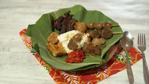 Menikmati Nasi Jamblang: Nasi Daun Jati Dengan Aneka Lauk