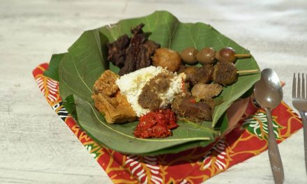 Menikmati Nasi Jamblang: Nasi Daun Jati Dengan Aneka Lauk