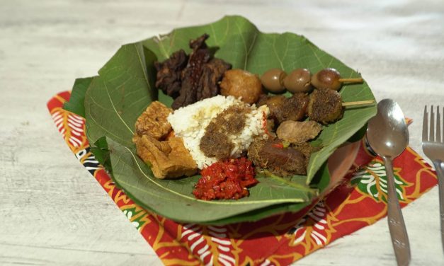 Menikmati Nasi Jamblang: Nasi Daun Jati Dengan Aneka Lauk