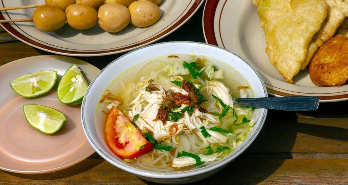 Soto Ayam Khas Singapura Dengan Taburan Bawang Goreng