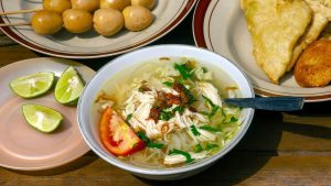 Soto Ayam Khas Singapura Dengan Taburan Bawang Goreng
