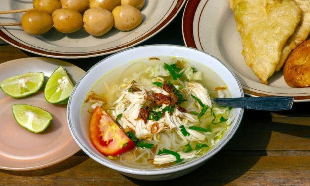 Soto Ayam Khas Singapura Dengan Taburan Bawang Goreng